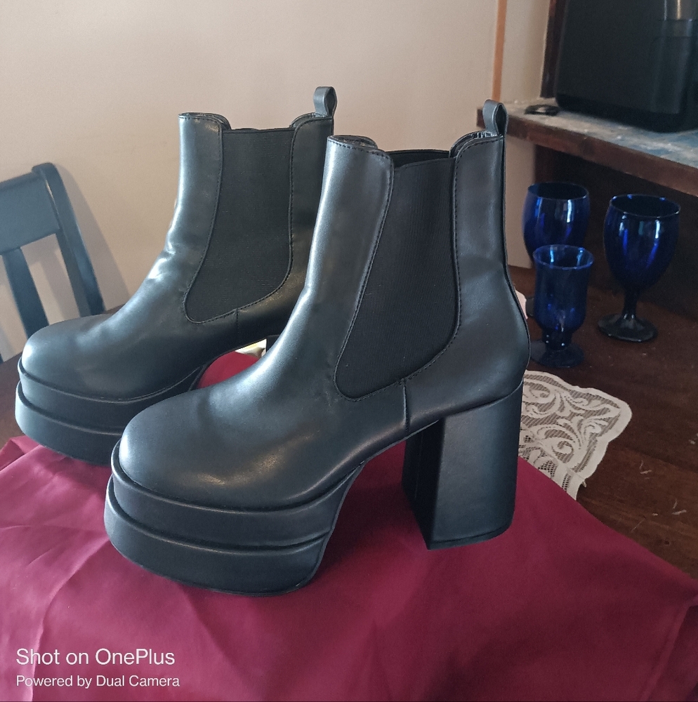 Women's Black Platform Ankle Boots Forever 21 size 8